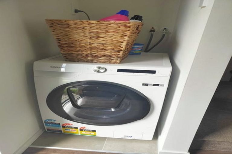 Photo of property in 35 Morihana Close, Glen Eden, 0602