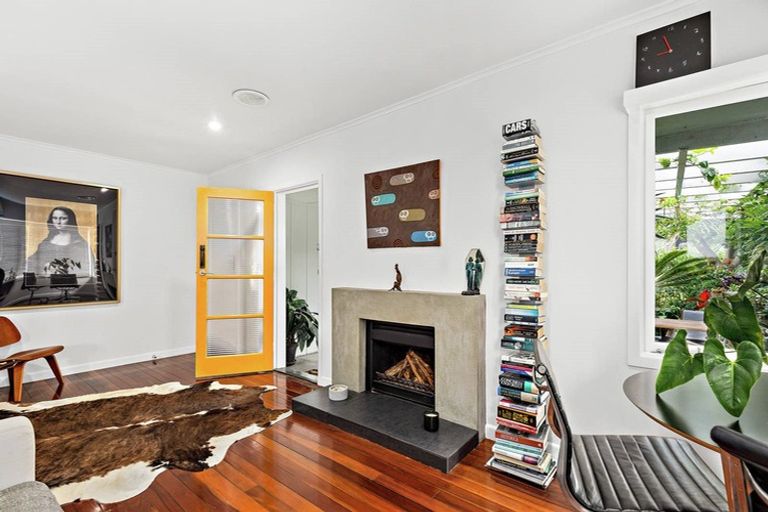 Photo of property in 26 Peter Terrace, Castor Bay, Auckland, 0620