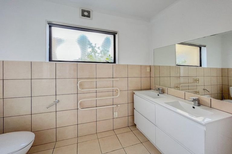 Photo of property in 28 Waimanu Bay Drive, Te Atatu Peninsula, Auckland, 0610