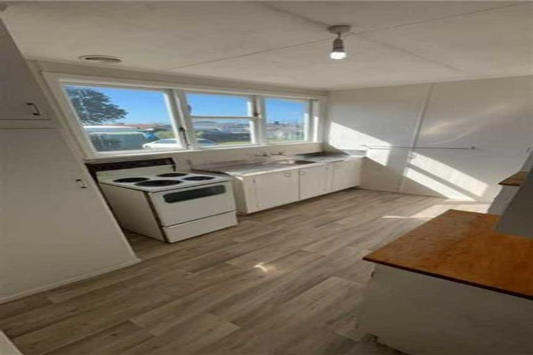 Photo of property in 12 Gibbons Crescent, Castlecliff, Whanganui, 4501