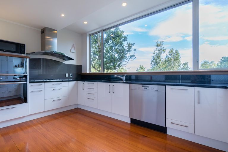 Photo of property in 412 Scenic Drive, Waiatarua, Auckland, 0612