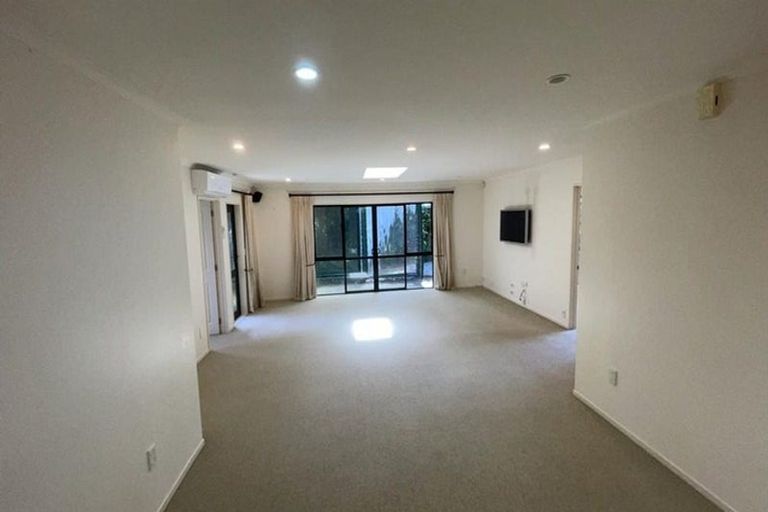 Photo of property in 2/16 Roberts Road, Glenfield, Auckland, 0629