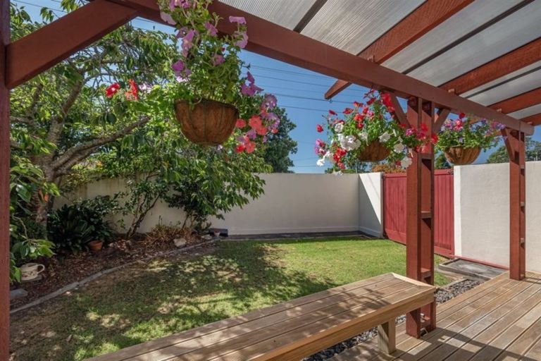 Photo of property in 1/140a East Coast Road, Forrest Hill, Auckland, 0620