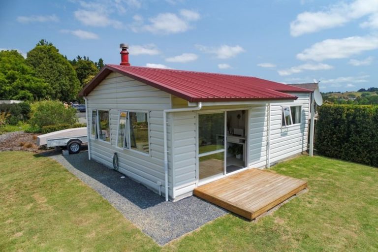 Photo of property in 6 Skelton Crescent, Paparoa, 0571