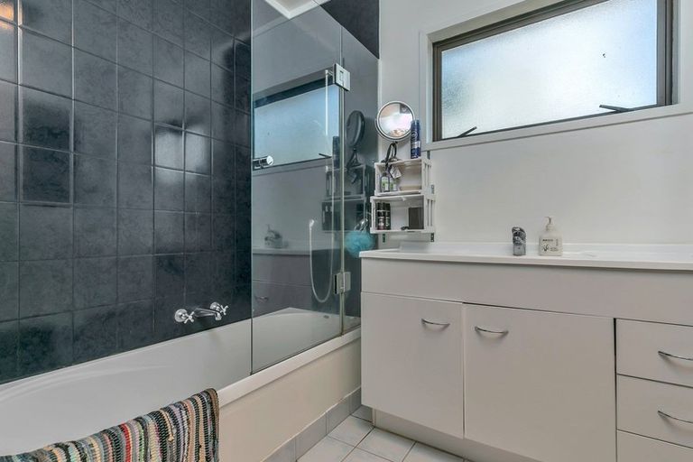 Photo of property in 16 Alma Street, Te Atatu South, Auckland, 0610