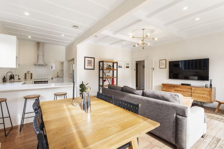 Photo of property in 2 Wernham Place, Northcote, Auckland, 0626