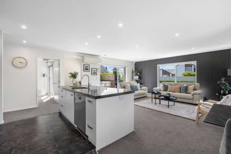 Photo of property in 10 Lakebridge Place, Parklands, Christchurch, 8083