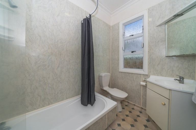 Photo of property in 18 Kowhai Avenue, Takaro, Palmerston North, 4410