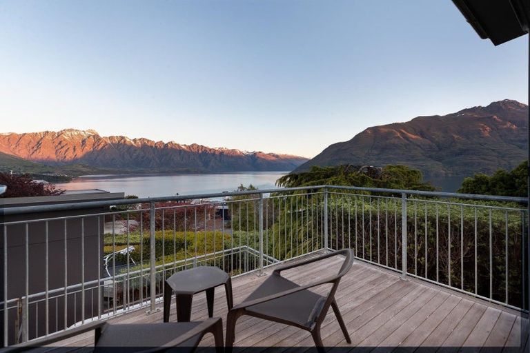 Photo of property in 6 Whitbourn Place, Fernhill, Queenstown, 9300
