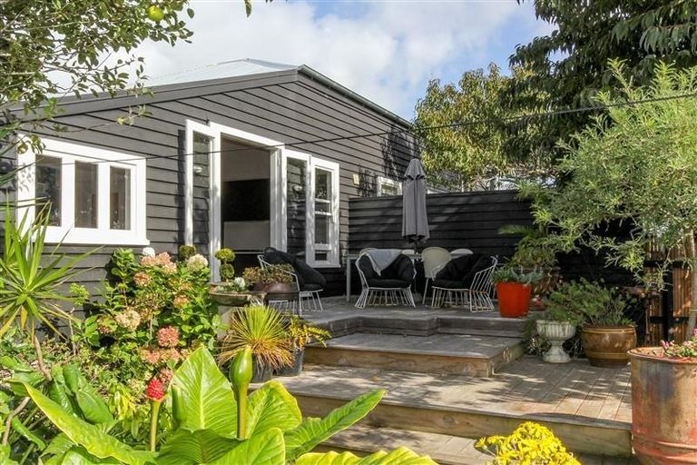 Photo of property in 77 Eliot Street, New Plymouth, 4310