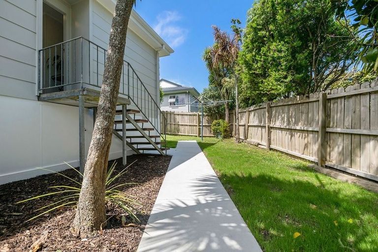 Photo of property in 1/11 Kupari Place, Totara Vale, Auckland, 0629