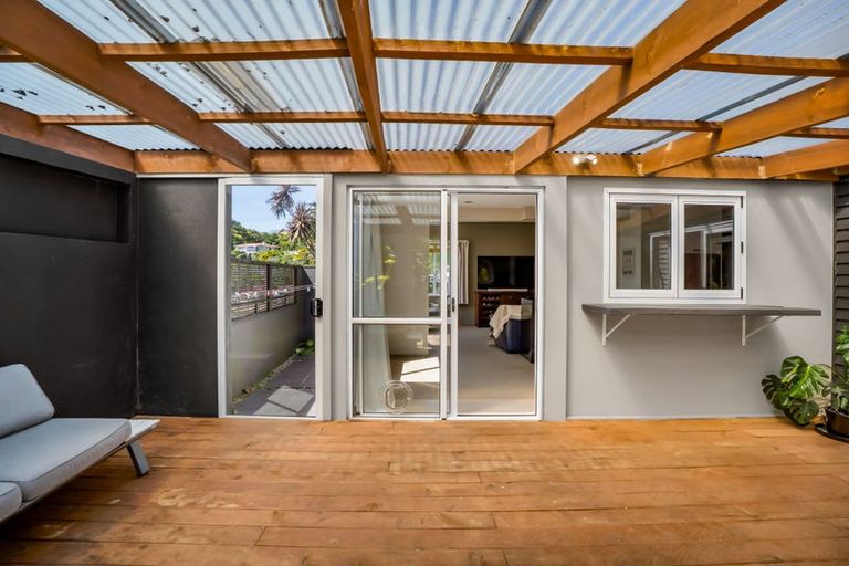 Photo of property in 70 Seaview Road, Marfell, New Plymouth, 4310