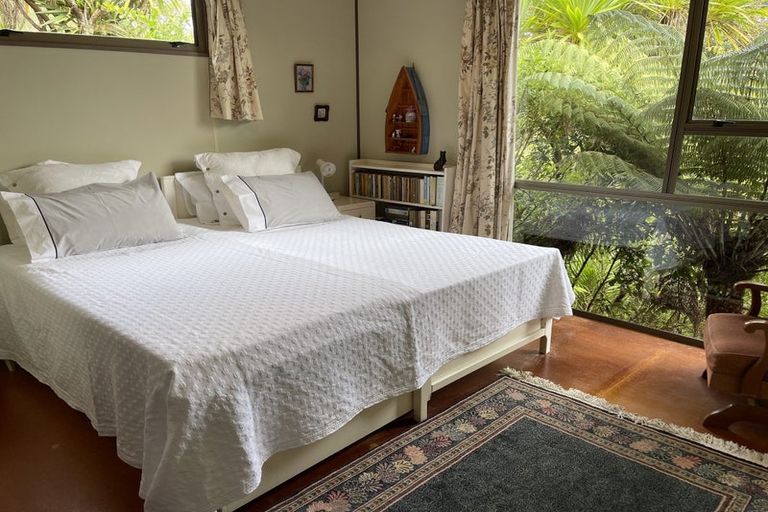 Photo of property in 1 Pendrell Road, Piha, 0772