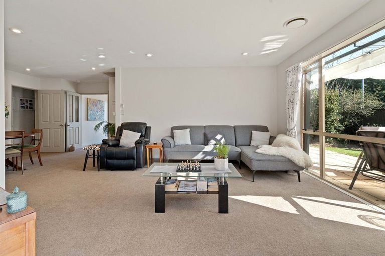 Photo of property in 1 Edgewater Lane, Halswell, Christchurch, 8025