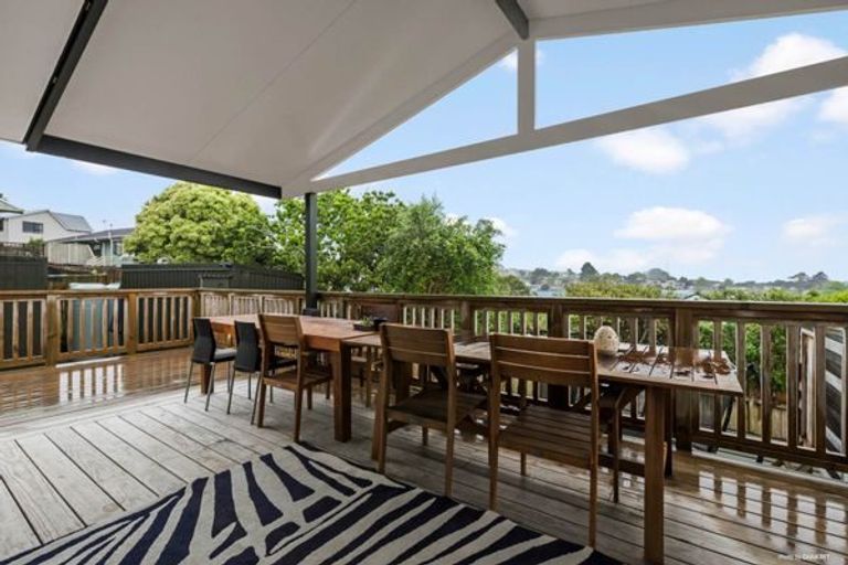 Photo of property in 28 Hueglow Rise, West Harbour, Auckland, 0618