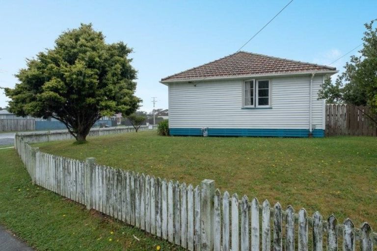 Photo of property in 2 Waihi Road, Hawera, 4610