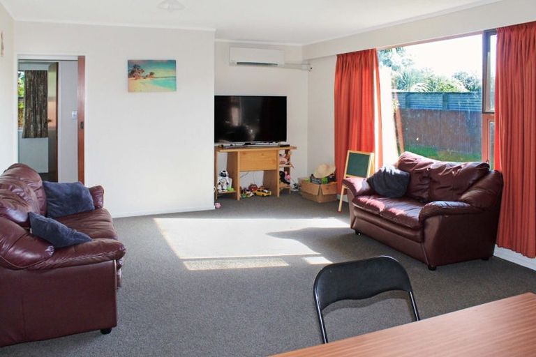 Photo of property in 1/82 John F Kennedy Drive, Milson, Palmerston North, 4414