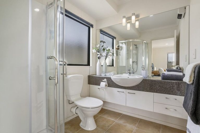 Photo of property in 20 Moyrus Crescent, East Tamaki Heights, Auckland, 2016