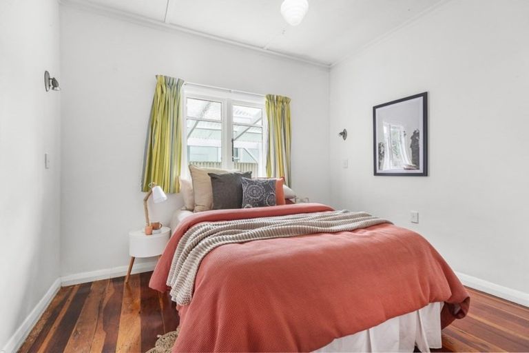 Photo of property in 117 Breaker Bay Road, Breaker Bay, Wellington, 6022