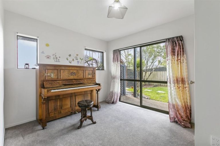 Photo of property in 203 Luckens Road, West Harbour, Auckland, 0618