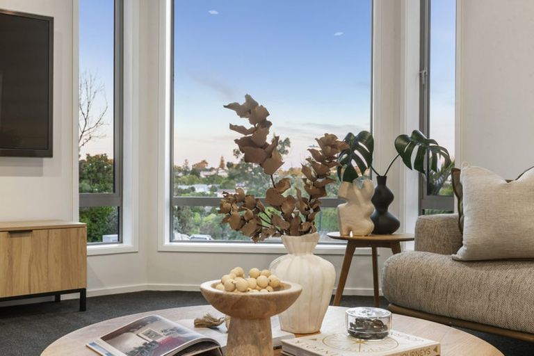 Photo of property in 18 Greenleaf Way, Northcross, Auckland, 0630