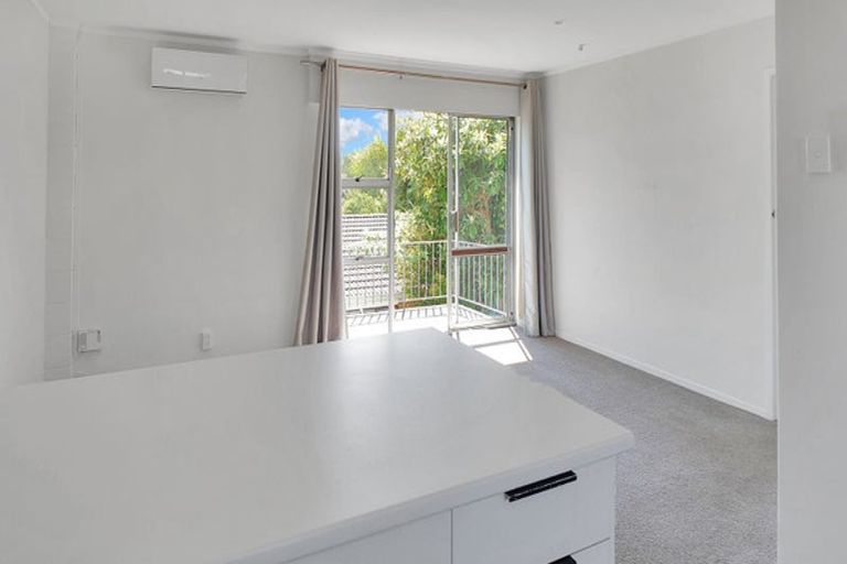Photo of property in 15 Queen Mary Avenue, New Lynn, Auckland, 0600