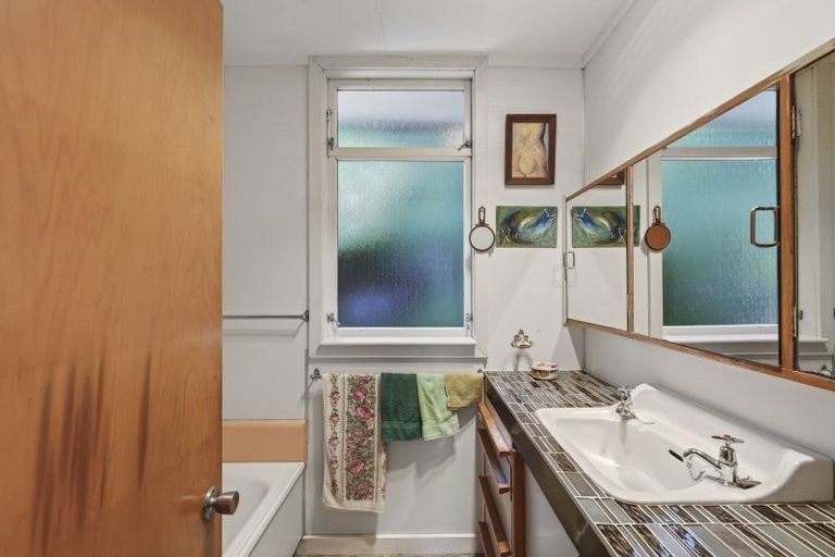 Photo of property in 9 Whitby Place, Westown, New Plymouth, 4310