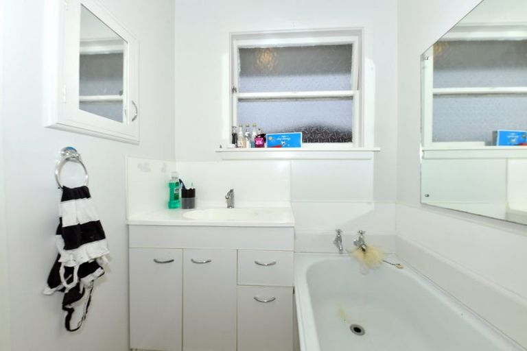 Photo of property in 39 Kathleen Crescent, Hornby, Christchurch, 8042