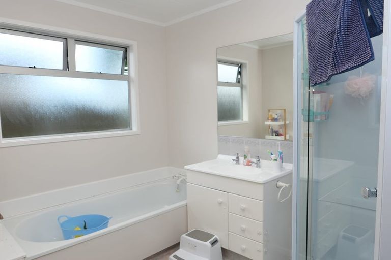 Photo of property in 17a Andrew Street, Waikanae, 5036