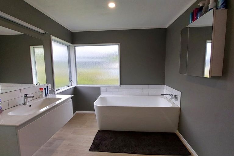 Photo of property in 56 Ashton Fitchett Drive, Brooklyn, Wellington, 6021