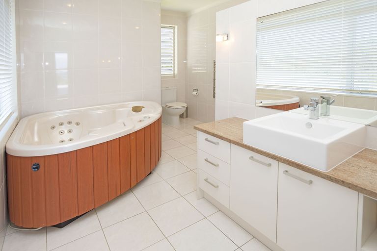 Photo of property in 150 Pacific Parade, Army Bay, Whangaparaoa, 0930