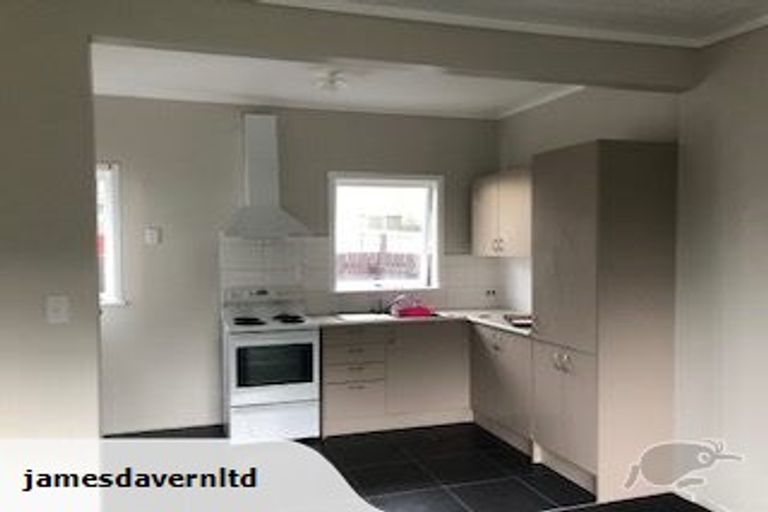 Photo of property in 112 Tirimoana Road, Te Atatu South, Auckland, 0602