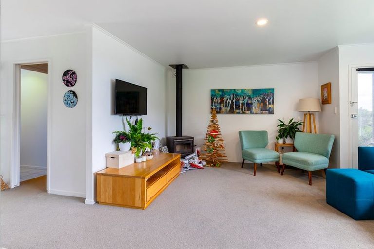 Photo of property in 2/52 Staincross Street, Green Bay, Auckland, 0604