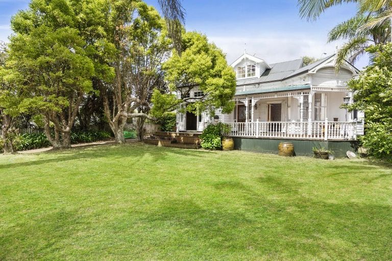Photo of property in 5 Queen Street, Northcote Point, Auckland, 0627