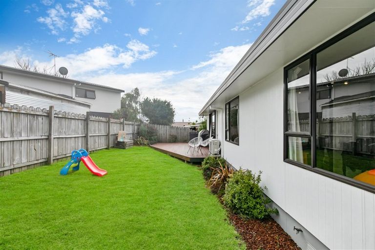 Photo of property in 1/31 Caribbean Drive, Unsworth Heights, Auckland, 0632