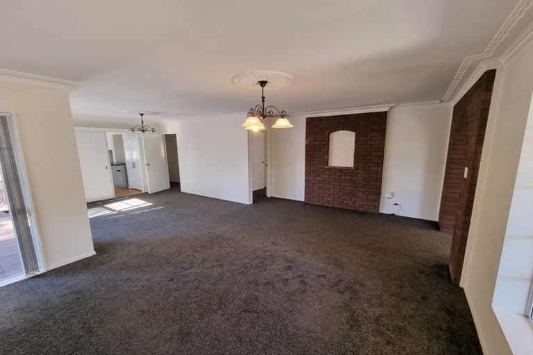 Photo of property in 2 Framalda Place, Conifer Grove, Takanini, 2112