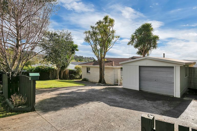 Photo of property in 1069 Scenic Drive North, Swanson, Auckland, 0816