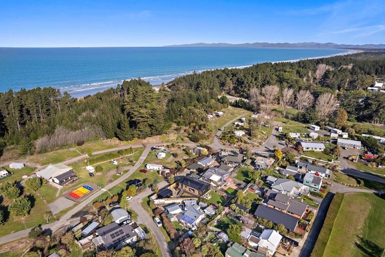 Photo of property in 5 Beach Crescent, Waikuku Beach, 7473