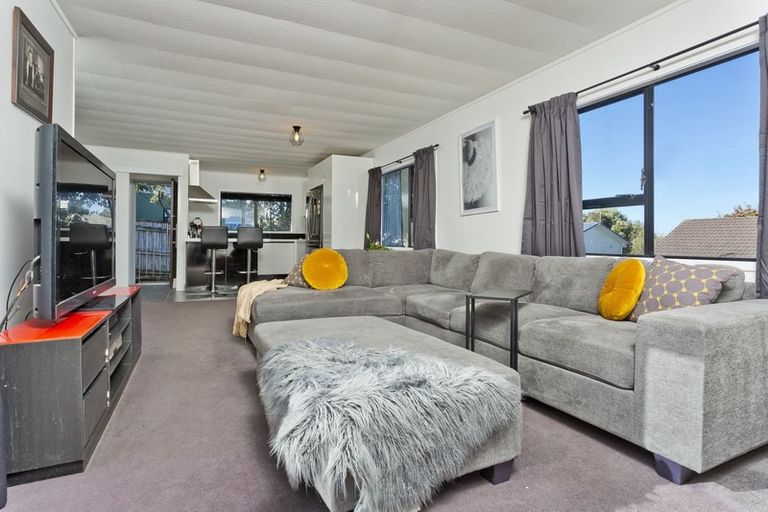 Photo of property in 1/16 Leiden Place, Totara Vale, Auckland, 0629