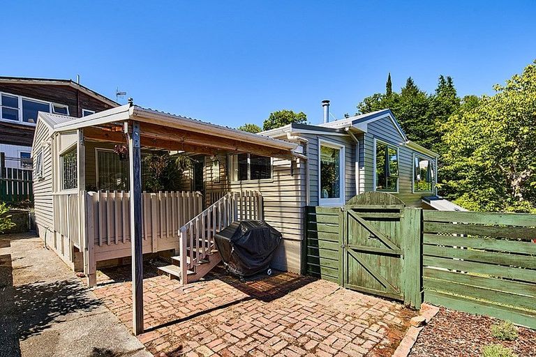Photo of property in 73 Blue Mountains Road, Pinehaven, Upper Hutt, 5019