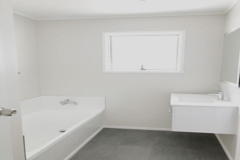 Photo of property in 17 Preston Avenue, Henderson, Auckland, 0610