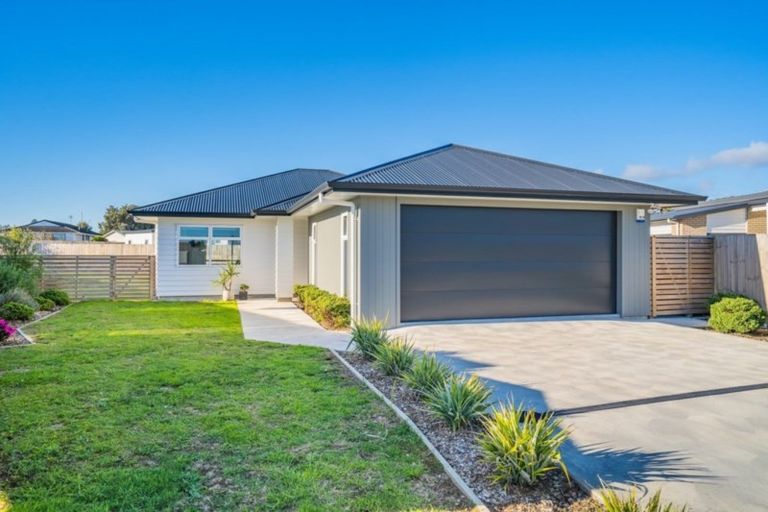 Photo of property in 27 Gallipoli Place, Paraparaumu, 5032