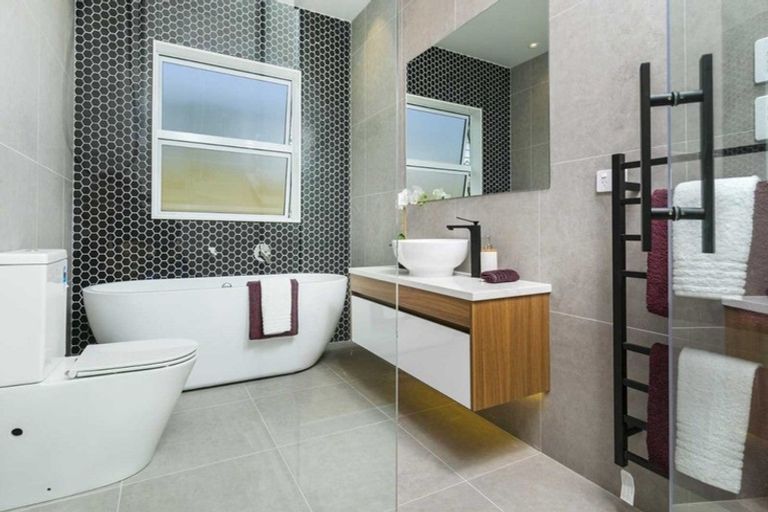 Photo of property in 60 Schoolside Road, Kumeu, 0810