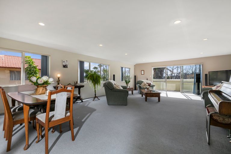 Photo of property in 22 Margaret Henry Crescent, Oteha, Auckland, 0632