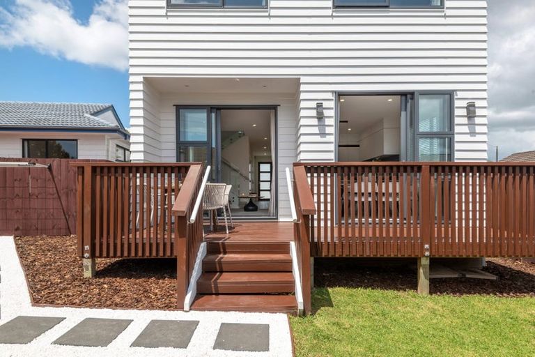 Photo of property in 49a Meadowood Drive, Unsworth Heights, Auckland, 0632