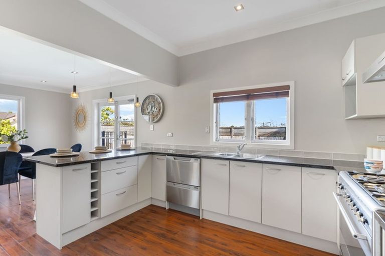 Photo of property in 14 Scarlet Oak Drive, Schnapper Rock, Auckland, 0632