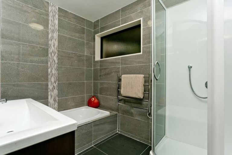 Photo of property in 2/10 Kiteroa Terrace, Rothesay Bay, Auckland, 0630