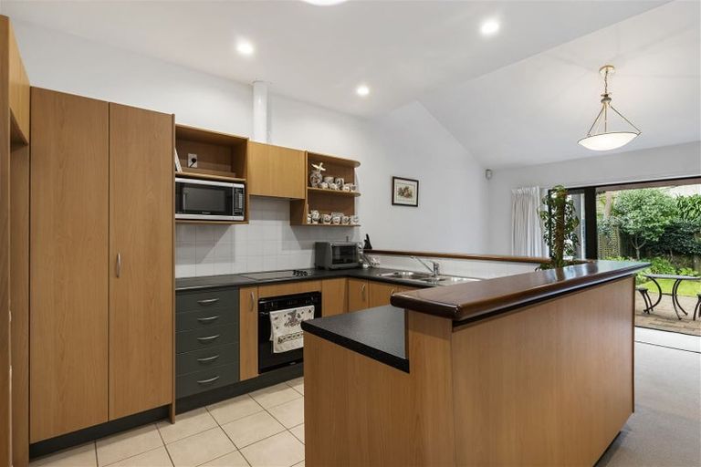 Photo of property in 2/8 Tobago Place, Sunnynook, Auckland, 0620