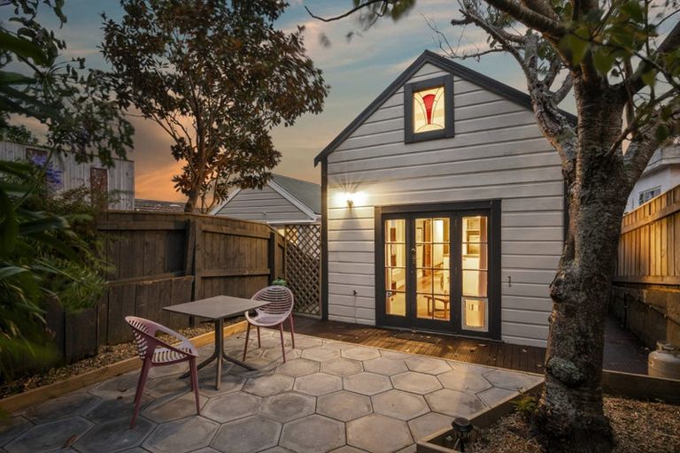 Photo of property in 15 Upper Bourke Street, Kilbirnie, Wellington, 6022