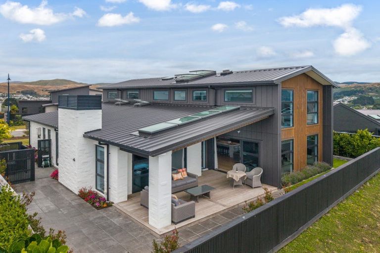 Photo of property in 14 Rotorua Grove, Aotea, Porirua, 5024